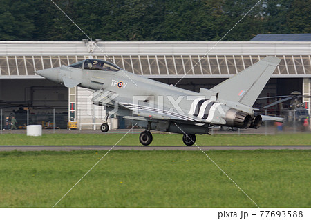 イギリス空軍タイフーンFGR4特別塗装機着陸 77693588