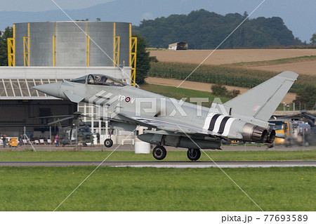 イギリス空軍タイフーンFGR4特別塗装機着陸 77693589