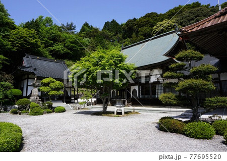 岡山県美咲町にある曹洞宗の寺院「幻住寺」:観音堂(奥)と本堂 岡山県美咲町にある曹洞宗の寺院「幻住寺」:観音堂(奥)と本堂 77695520