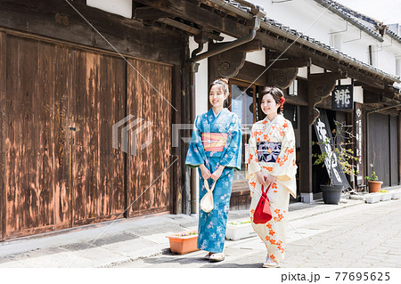 女子旅で着物を着て観光をする若い女性 【杵築市】 77695625