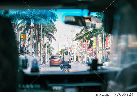 タクシーの中から見た国際通り(沖縄) 77695824