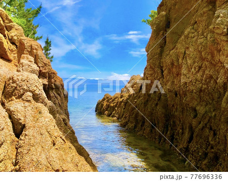 爽やかな空と海に浮かぶ島 77696336