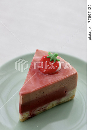 いちごムースケーキの写真素材