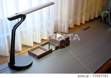 窓際の仕事机 77697765