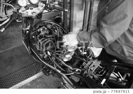 白黒　バイクの修理 77697915