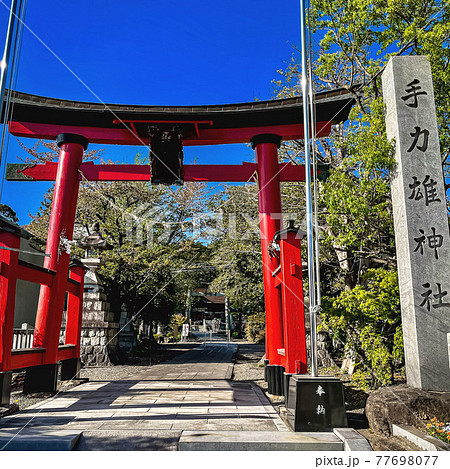 岐阜県各務原市の織田信長の必勝祈願で有名な手力雄神社の朱色の鳥居と石柱 77698077