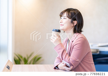 コワーキングスペースでスマホを操作する若い女性。撮影協力「＋SHIFT NOGIZAKA」 77698221