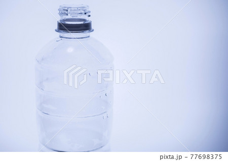 空になったペットボトルの内側に着いた水滴の写真素材