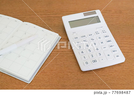 家計イメージ　計算機と手帳 77698487