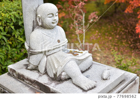 神社の雪舟像（日本秋の紅葉イメージ） 77698562