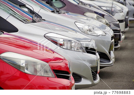 販売店に並ぶ車　トヨタ車の中古車 77698883