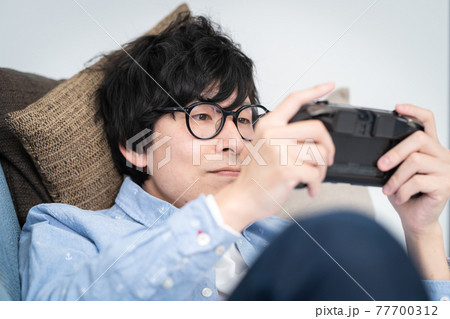 ゲーム 若い男性 ゲーマー ゲーム 若い男性 ゲーマー 77700312