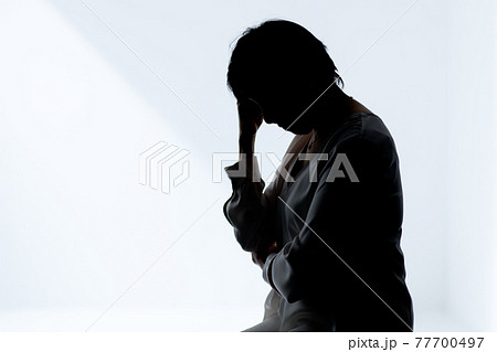 シルエット 悩む シニア女性 シルエット 悩む シニア女性 77700497