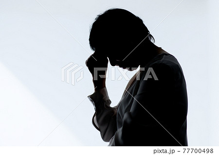 シルエット  悩む　シニア女性 77700498