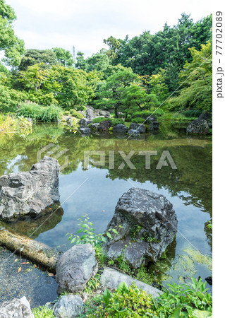 城南宮神苑、平安の庭の池に映る真夏の緑 城南宮神苑、平安の庭の池に映る真夏の緑 77702089