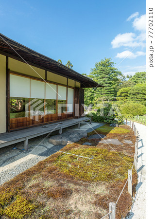 城南宮神苑、残暑の緑が輝く桃山の庭に夏の青空 城南宮神苑、残暑の緑が輝く桃山の庭に夏の青空 77702110