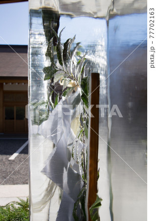 城南宮、暑気払い「無病息災」「方除安全」の木札が収められた氷の柱に夏の日差しが輝く 城南宮、暑気払い「無病息災」「方除安全」の木札が収められた氷の柱に夏の日差しが輝く 77702163