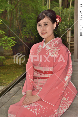 十牛之庭を眺める和服美人 77705133