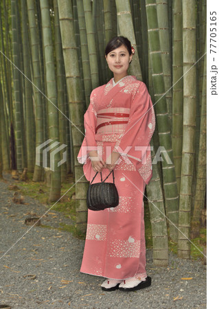 竹林に佇む和服美人 竹林に佇む和服美人 77705165