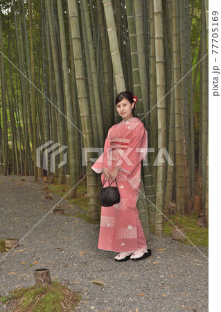竹林に佇む和服美人 竹林に佇む和服美人 77705169