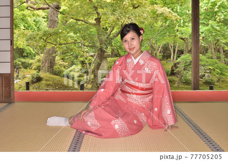十牛之庭を背に座る和服美人 77705205