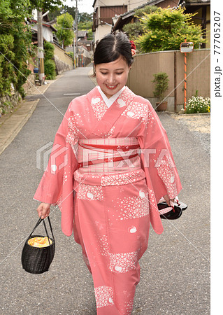裸足で歩く和服美人 裸足で歩く和服美人 77705207