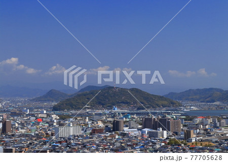 皿ヶ峰から五台山を望む 春霞 (高知県 高知市 2021) 皿ヶ峰から五台山を望む 春霞 (高知県 高知市 2021) 77705628