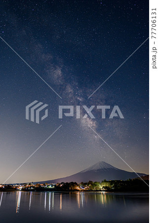 （山梨県）空に広がる天の川と富士山のシルエット 77706131