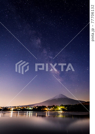 （山梨県）天の川と逆さ富士・河口湖 77706132