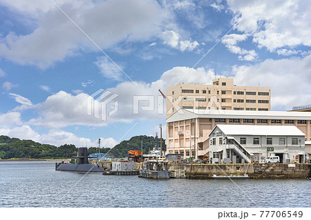 [神奈川・横須賀] 横須賀海軍施設で海上自衛隊第2潜水隊群司令部の前に停泊中の潜水艦たかしお。 77706549