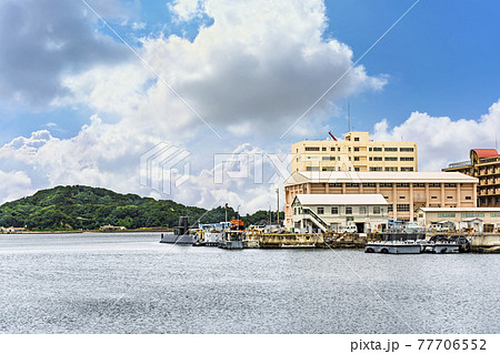 [神奈川・横須賀] 横須賀海軍施設で海上自衛隊第2潜水隊群司令部の前に停泊中の潜水艦たかしお。 77706552