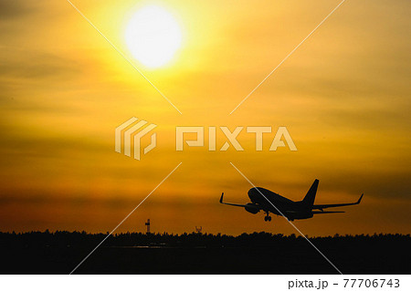 庄内空港夕陽に向かってTakeoff 77706743