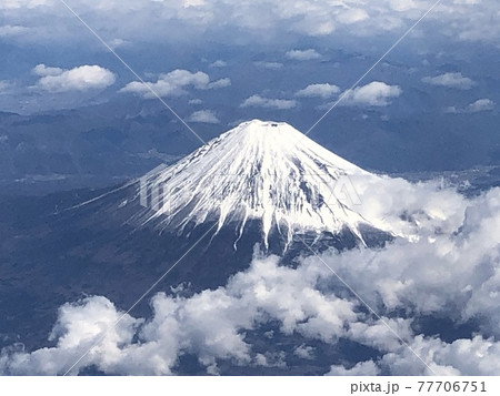 静岡県と山梨県に跨る活火山であり、日本最高峰の山であり世界文化遺産に登録されている富士山の雪景色 77706751