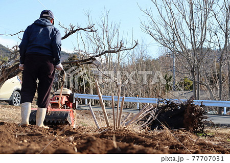 畑を耕す男性 77707031