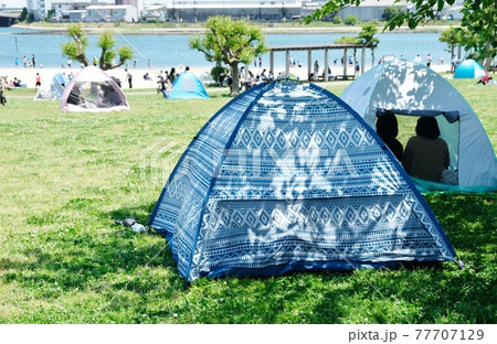 テントを張って休日を楽しむ テントを張って休日を楽しむ 77707129