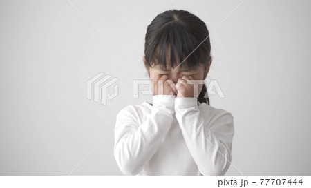 泣く女の子 77707444