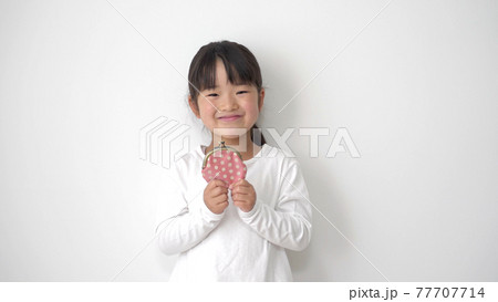 財布を持つ女の子 77707714