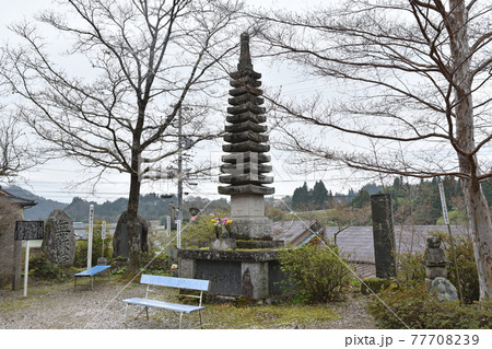 駒場城下の長岳寺に建つ武田信玄供養塔 77708239