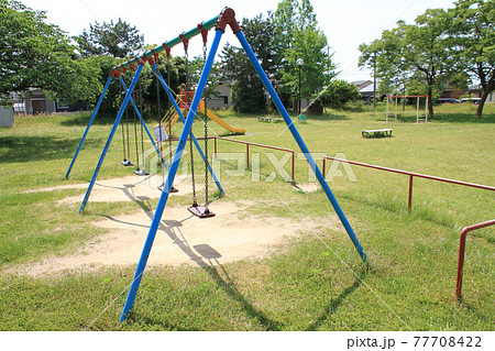 休日の無人の公園 77708422