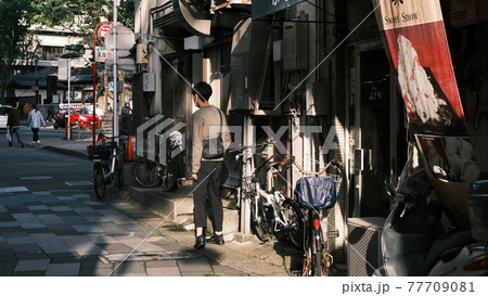 路地裏の暖かさ 77709081