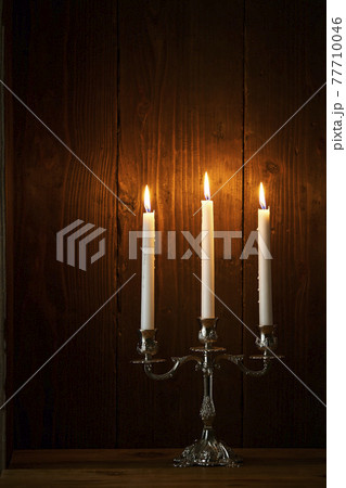 銀の燭台とキャンドルイメージ 77710046