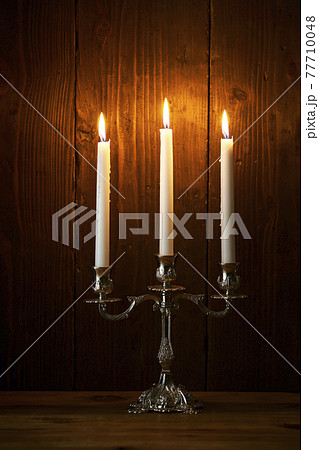 銀の燭台とキャンドルイメージ 77710048