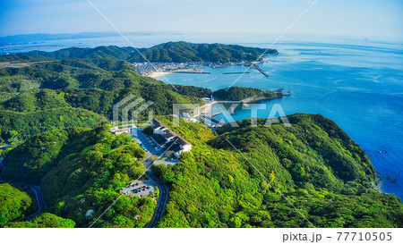 新緑の加太深山砲台跡付近の上空からドローンで加太漁港・休暇村紀州加太を臨む　（和歌山県加太） 77710505