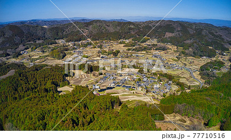 ドローンで上空から撮った山間部の村の全景。奈良県宇陀市の龍王ヶ淵付近より ドローンで上空から撮った山間部の村の全景。奈良県宇陀市の龍王ヶ淵付近より 77710516