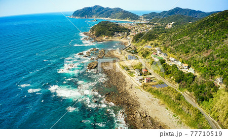 和歌山県御坊の煙樹ヶ浜の西側（日ノ岬を臨む）をドローンで上空から撮影 77710519