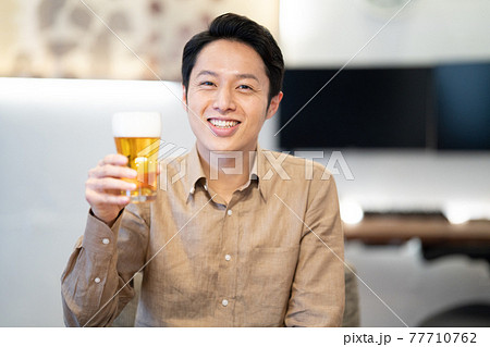 オンライン飲み会を楽しむ男性 オンライン飲み会を楽しむ男性 77710762