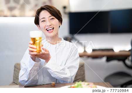 オンライン飲み会を楽しむ女性 オンライン飲み会を楽しむ女性 77710984