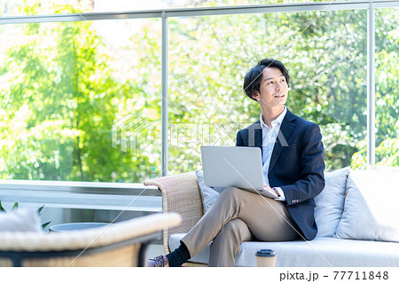 テラスでテレワークをする男性。撮影協力「＋SHIFT NOGIZAKA」 77711848