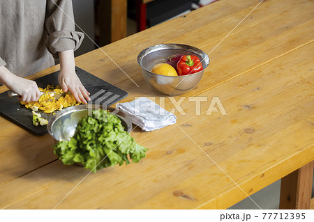 キッチンの女性 キッチンの女性 77712395