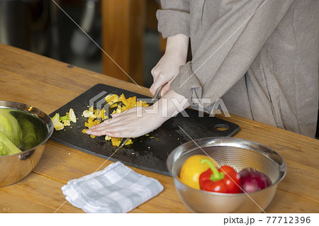 キッチンの女性 77712396